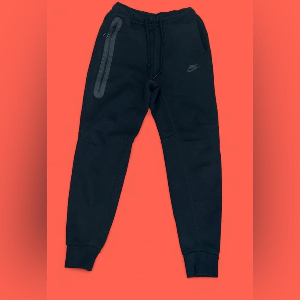 Black Nike tech fleece joggers